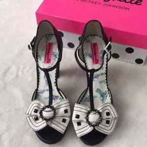 SOLD Betsey Johnson heels🖤